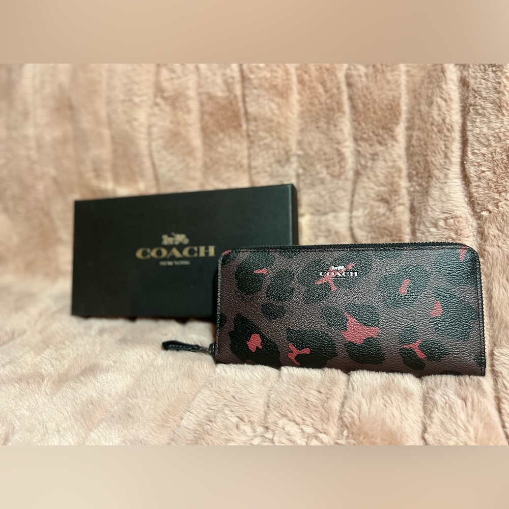 Brand New Coach slip wallet. Never used still with tag and original box.